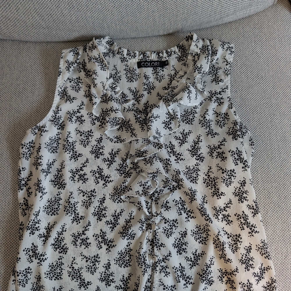 Women's Black and White Floral Sleeveless Blouse.